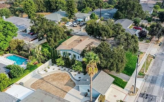 3rd image of 1852 N Altadena Dr