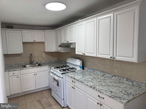 2nd image of 1203 Edgehill Rd