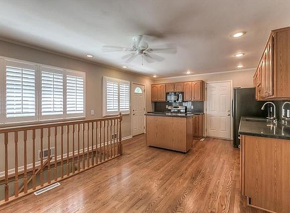 5th image of 8416 Beverly Dr