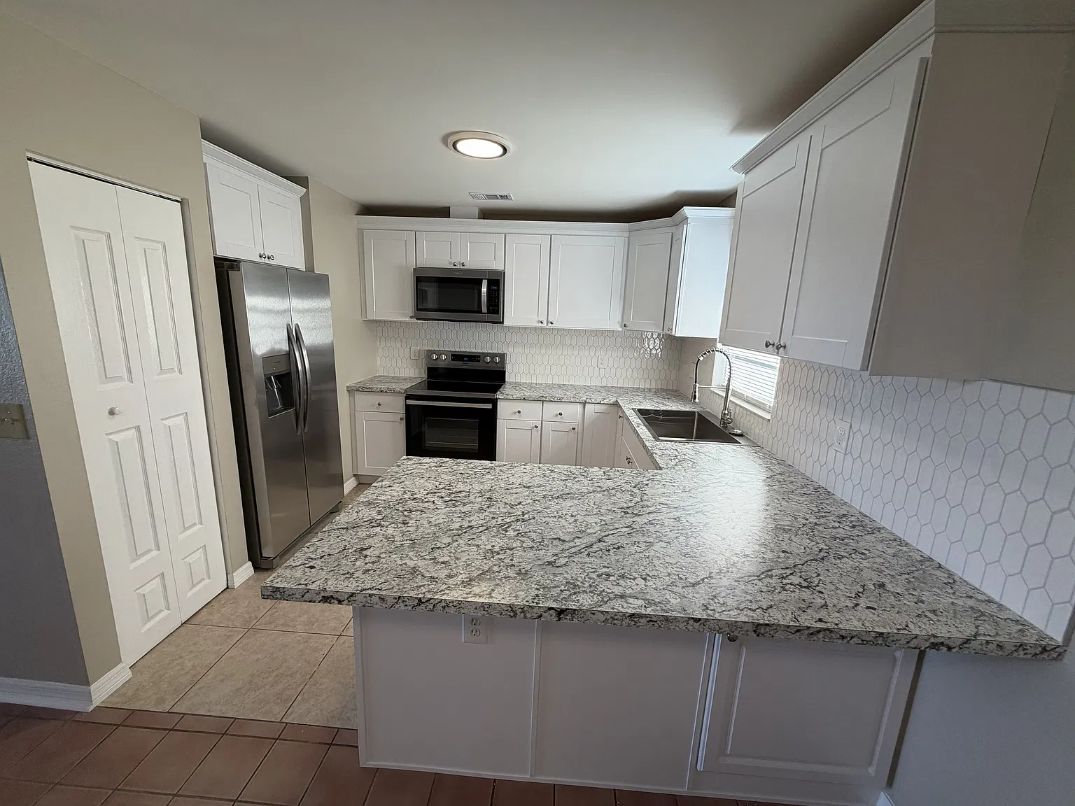 4 bed, 2456 sqft, $2,200 — Photo 4