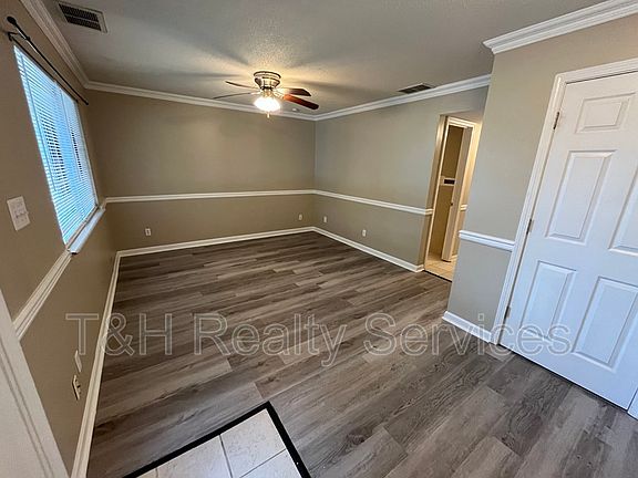 4th image of 1090 Greenwood Park West Dr
