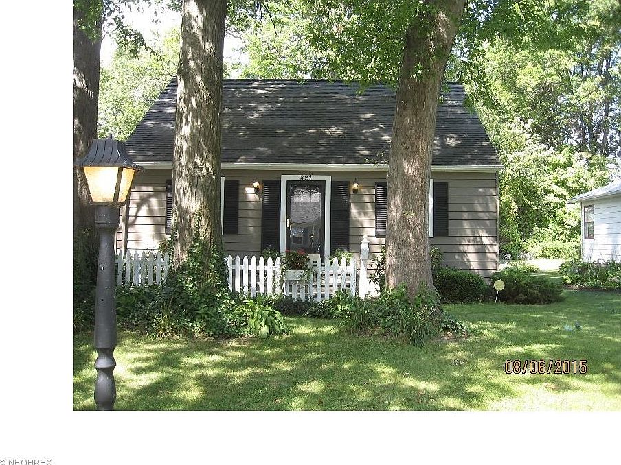 Welcome Home to 821 Lyndon Ave., Ashtabula. Nice curb appeal but you must step inside to see all the space this home has to offer.