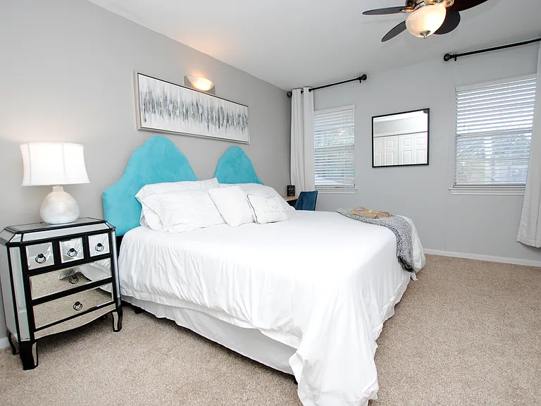 719 Park Knoll Ln — Photo 8