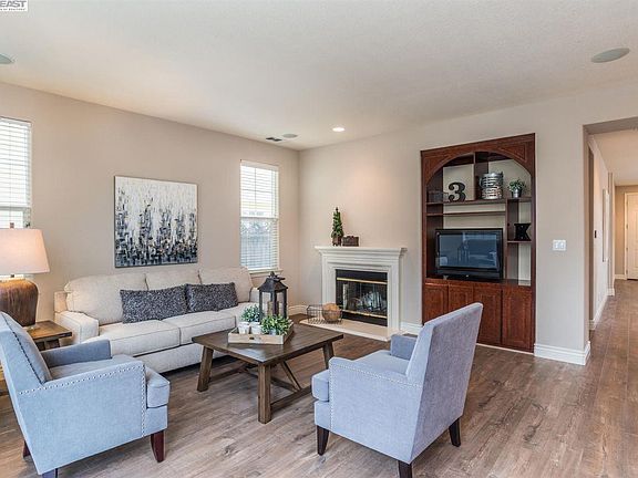5th image of 200 Abigail Cir