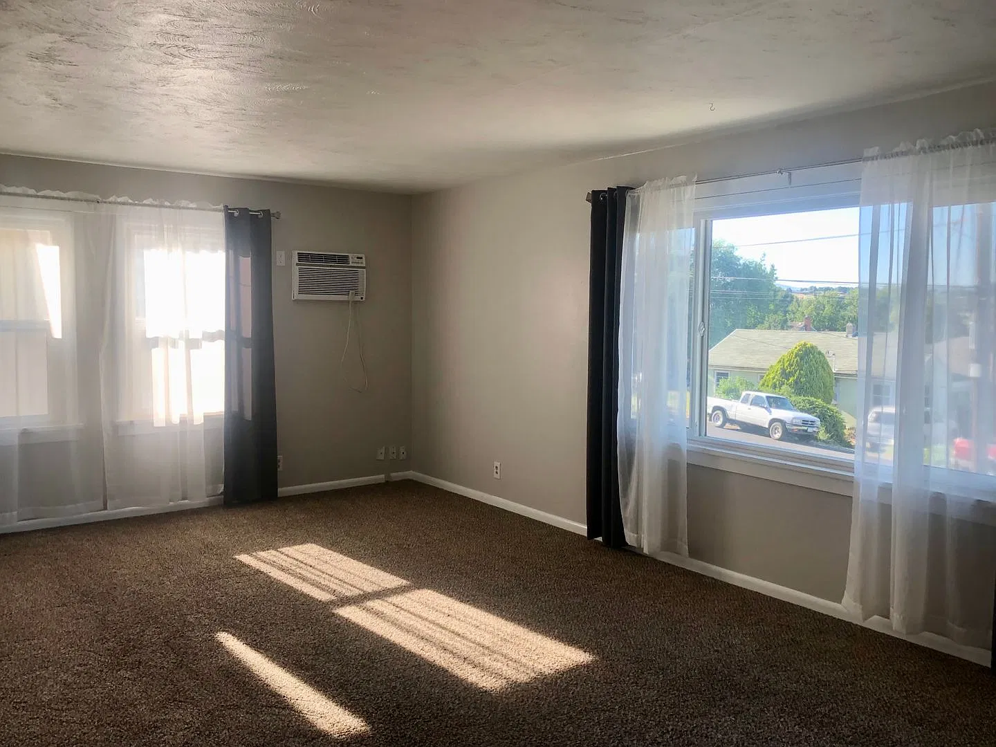 Charming North Hill 2-Bedroom — Photo 3