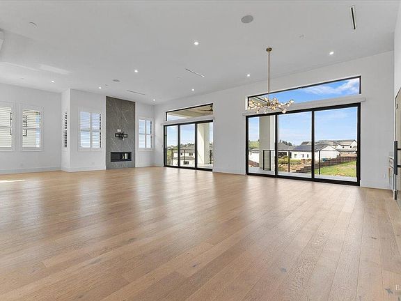 3rd image of 3623 Crescent Circle