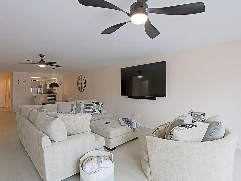 11921 Seabreeze Cove Ln — Photo 17