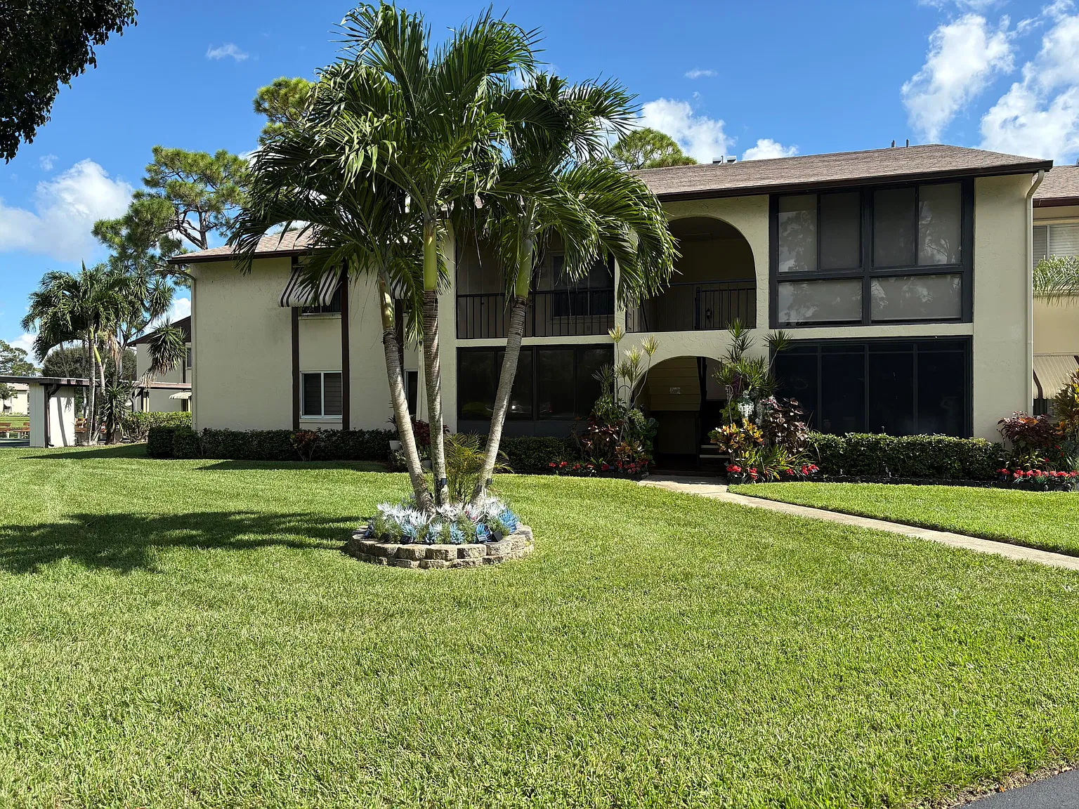 2 bed, 1.0 bath, 920 sqft, $1,600 — Photo 1