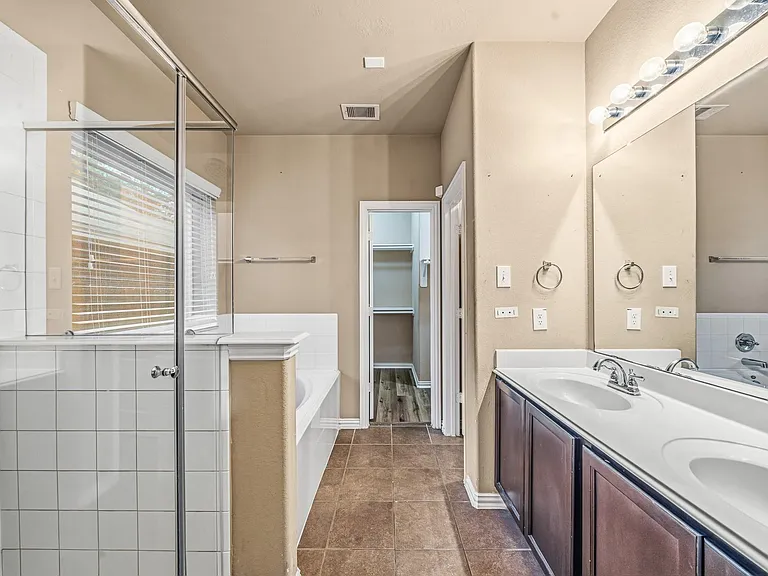 2403 Summers Glen Ct — Photo 10