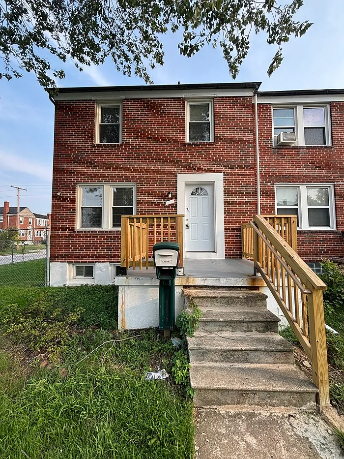 3 bed, 2.0 bath, $2,300 — Photo 2