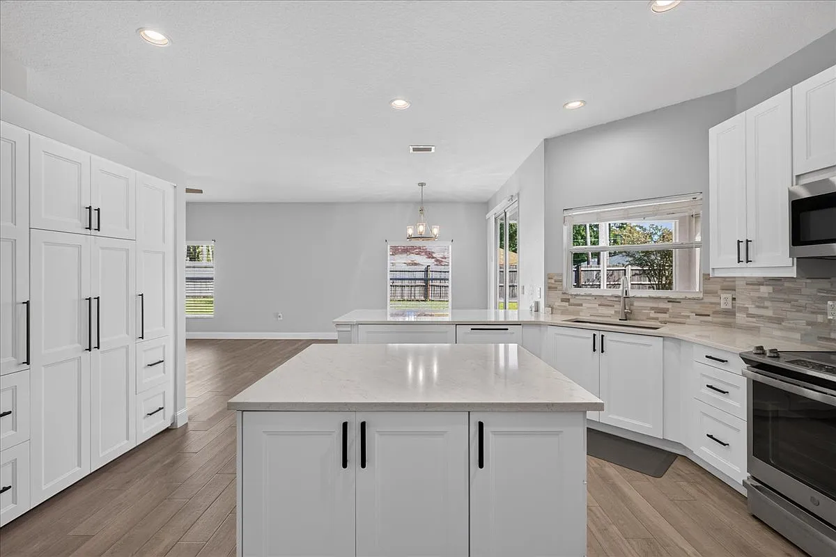 3 bed, 2326 sqft, $2,100 — Photo 2