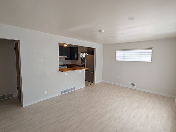 Living Room/Entrance
