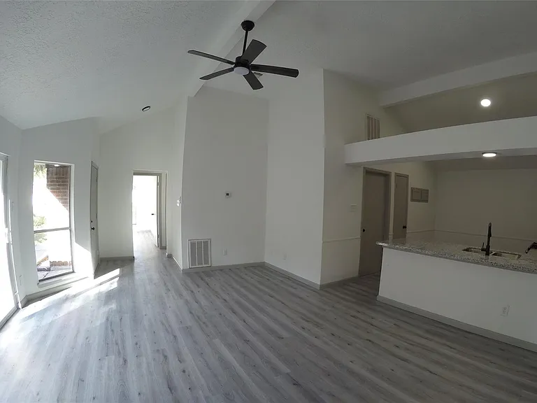9211 Golden Meadow Dr — Photo 5