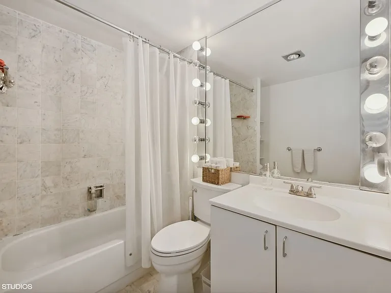 40 E Delaware Pl #705 — Photo 12