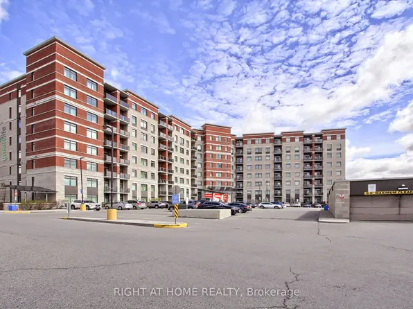 39 New Delhi Dr E #422, Markham, ON L3S 0E1