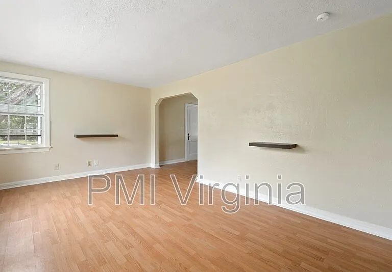 141 Howe St — Photo 6