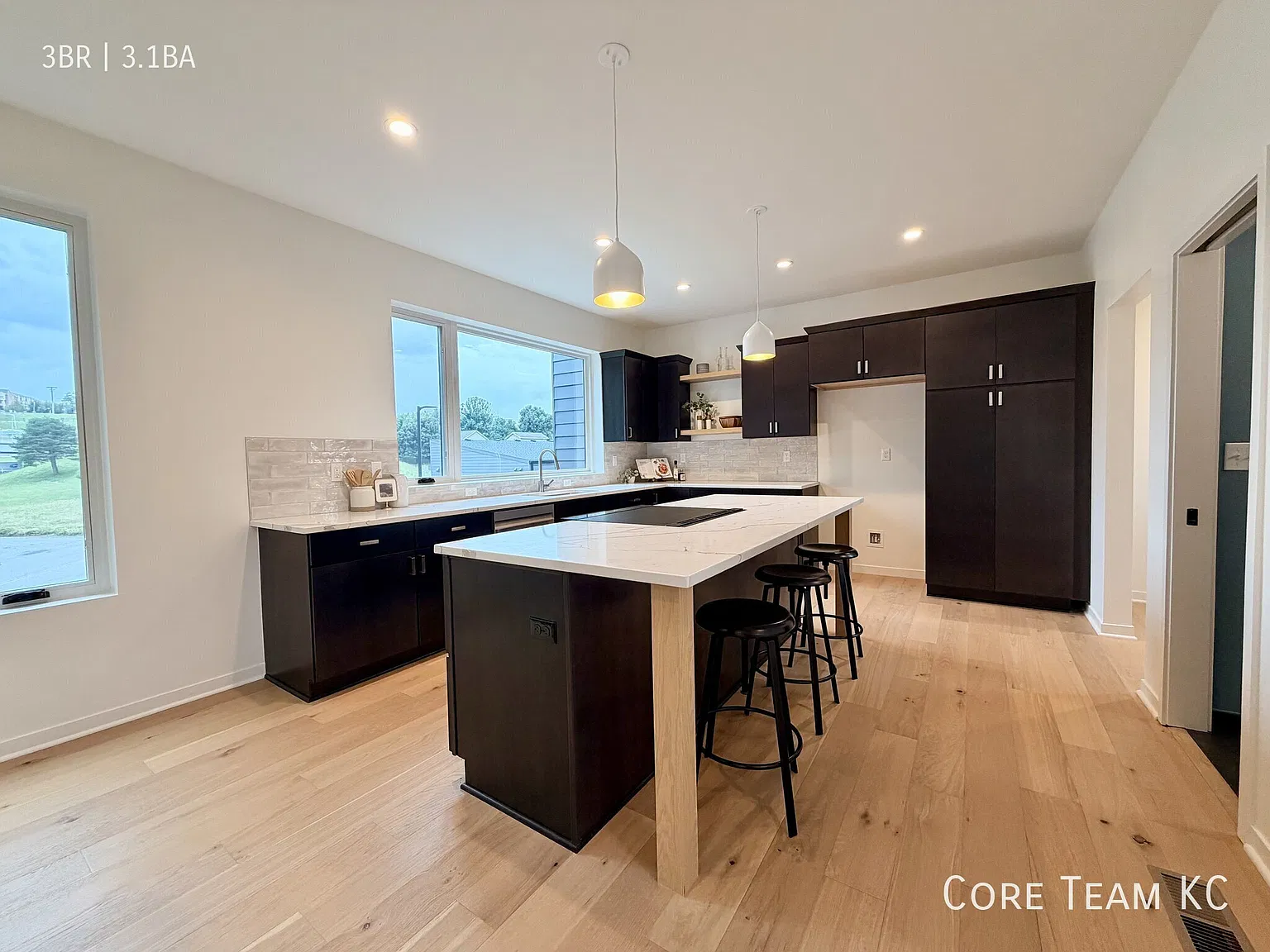 2042 SF 3 Bed 3.5 Bath Townhome with Patio Patio — Photo 3
