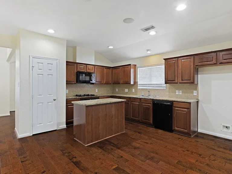 6022 Strong Bank — Photo 10