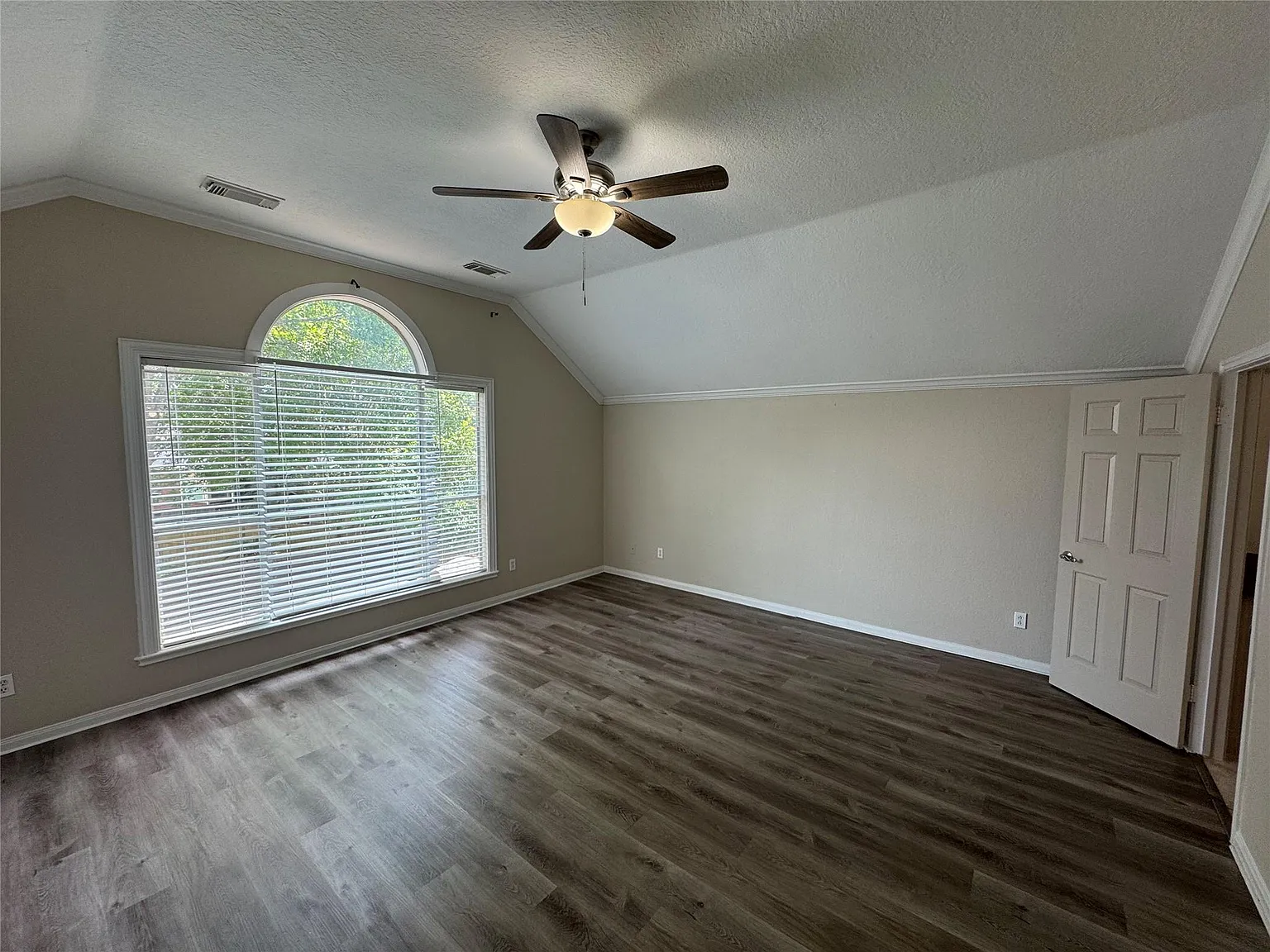 4 bed, 2.5 bath, 2543 sqft, $2,350 — Photo 4
