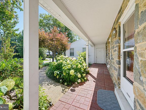 4th image of 16818 Briardale Rd