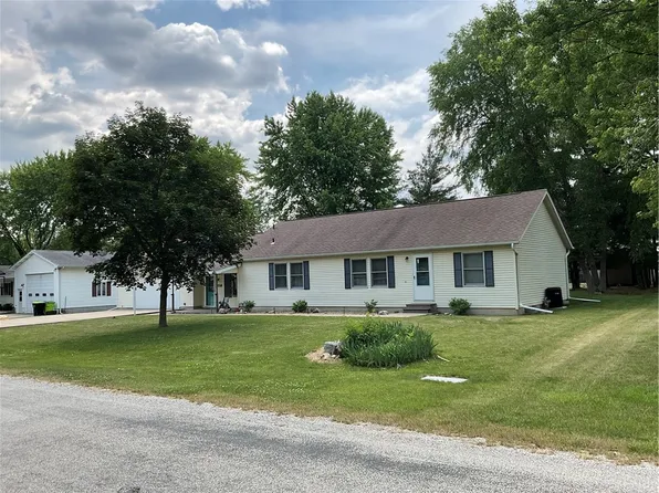 607 N East St, Moweaqua, IL 62550