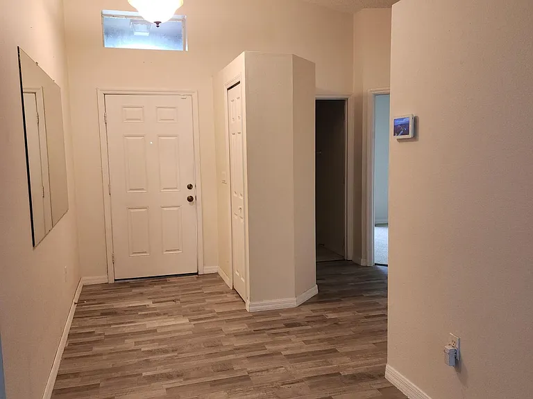142 Sweet Bay St — Photo 4