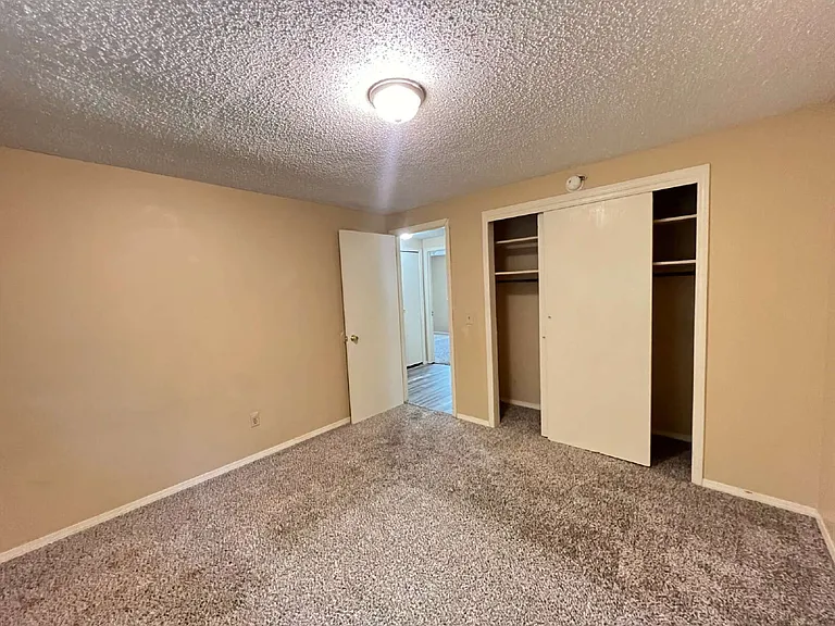 902 Evergreen St — Photo 11