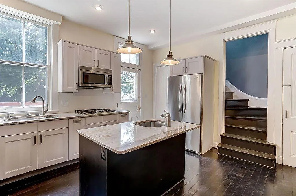 6 bed, 2.5 bath, 2710 sqft, $5,160 — Photo 3