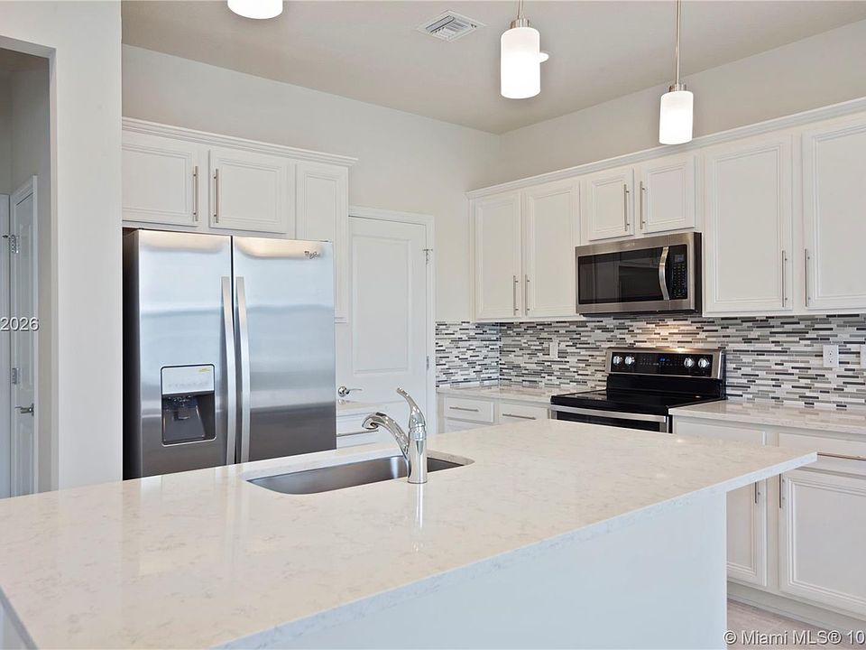 1st image of 925 Banyan Dr #925
