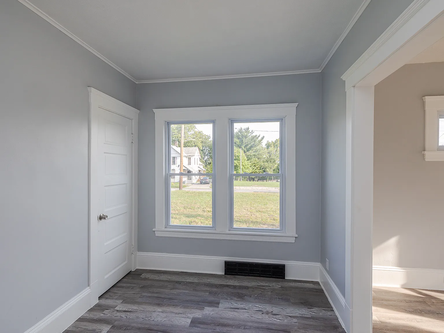 Renovated 2 Bedroom units — Photo 4