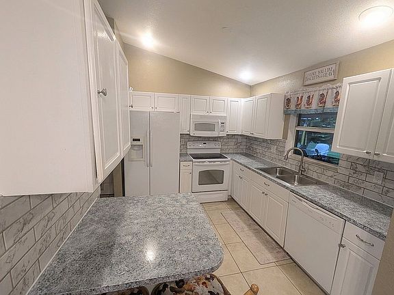 5th image of 507 SE 8th Ter