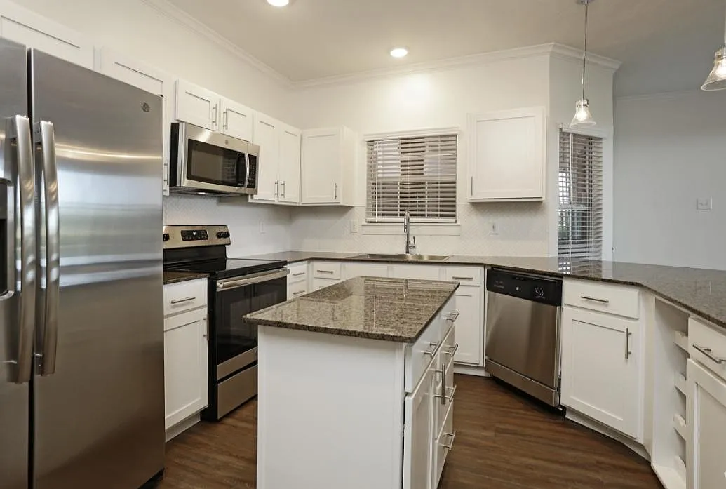 17399 Knoll Trail Dr — Photo 2