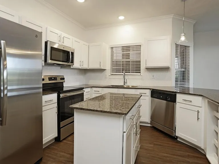 17399 Knoll Trail Dr — Photo 2