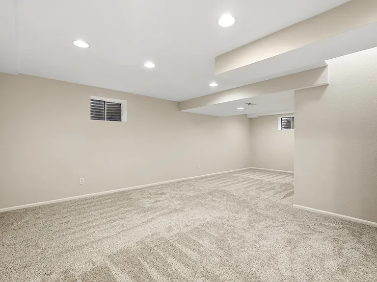 204 Corby Pl — Photo 43