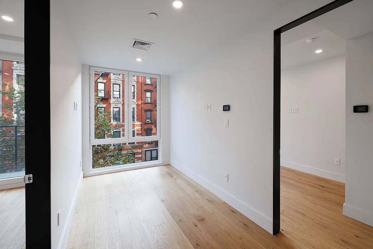 Building Photo - 243 E 7th St #2