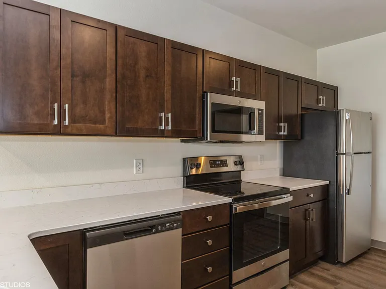 The Leo at the Hub Apartments — Photo 36