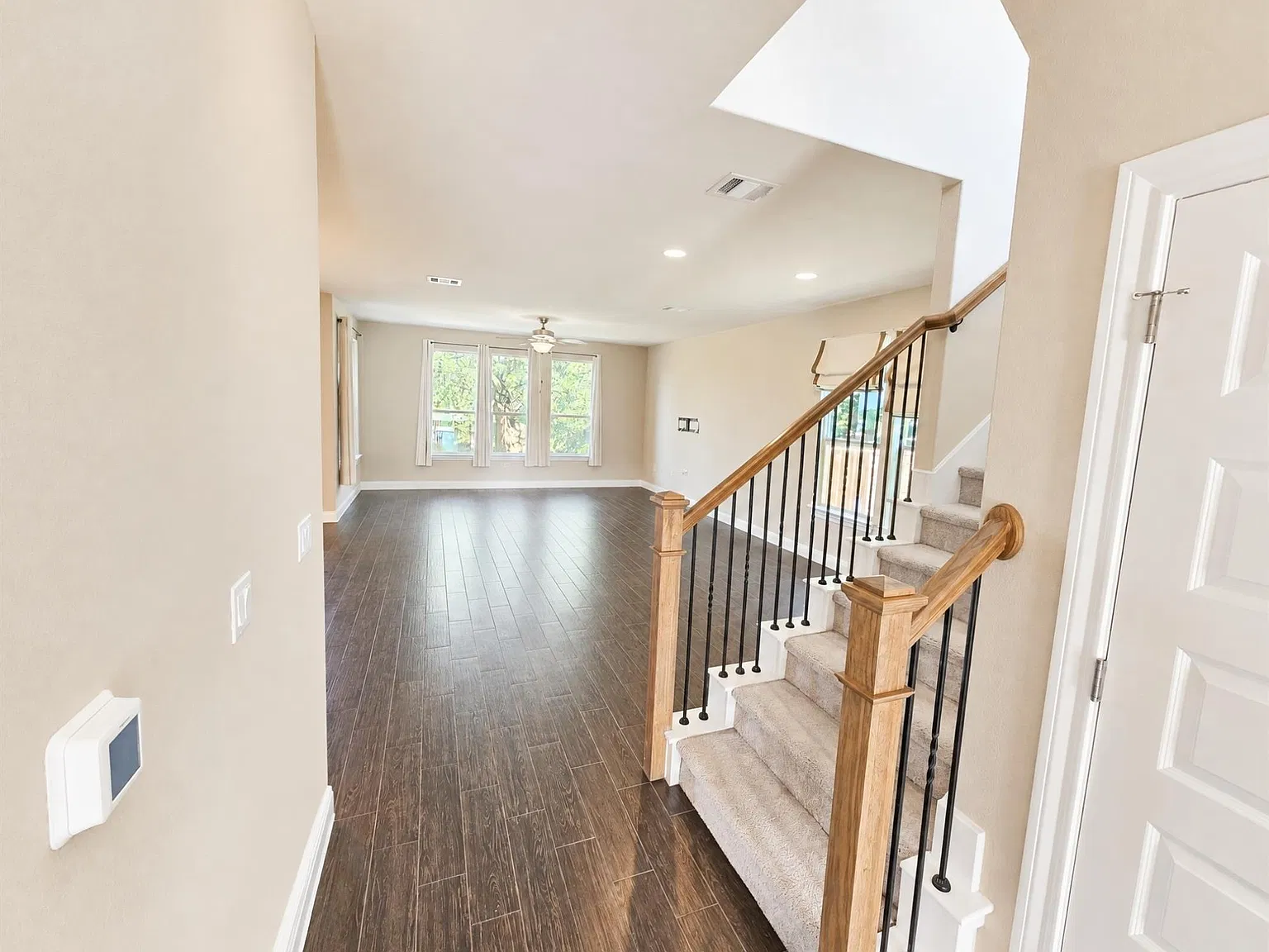 4 bed, 3.0 bath, 2521 sqft, $2,800 — Photo 3