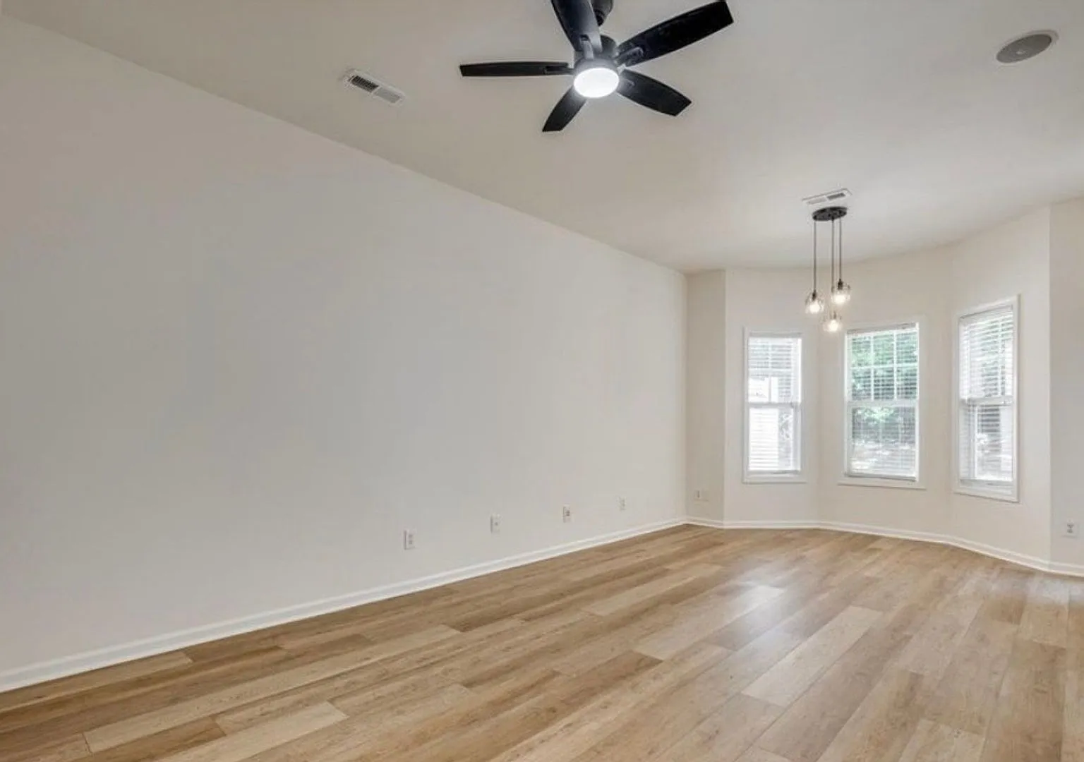 Charming 2BR Townhome in Charlotte — Photo 4