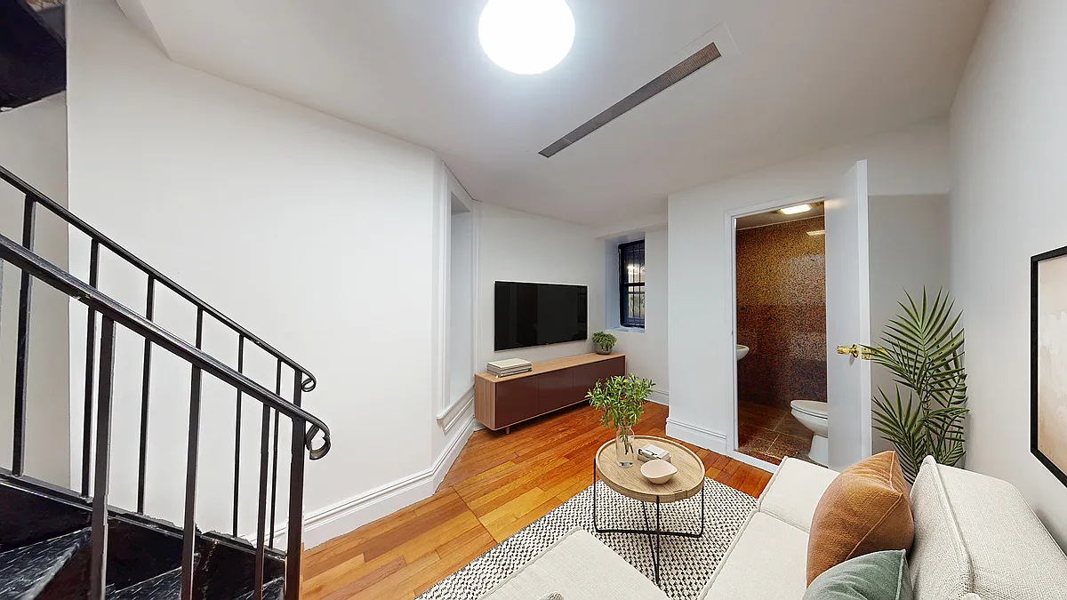 Building Photo - 142 W 109th St #1E