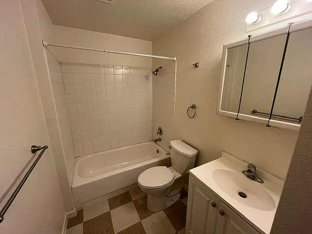 2 bed, 700 sqft, $1,395 — Photo 2