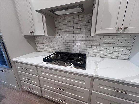 5th image of 208 Outlander Way