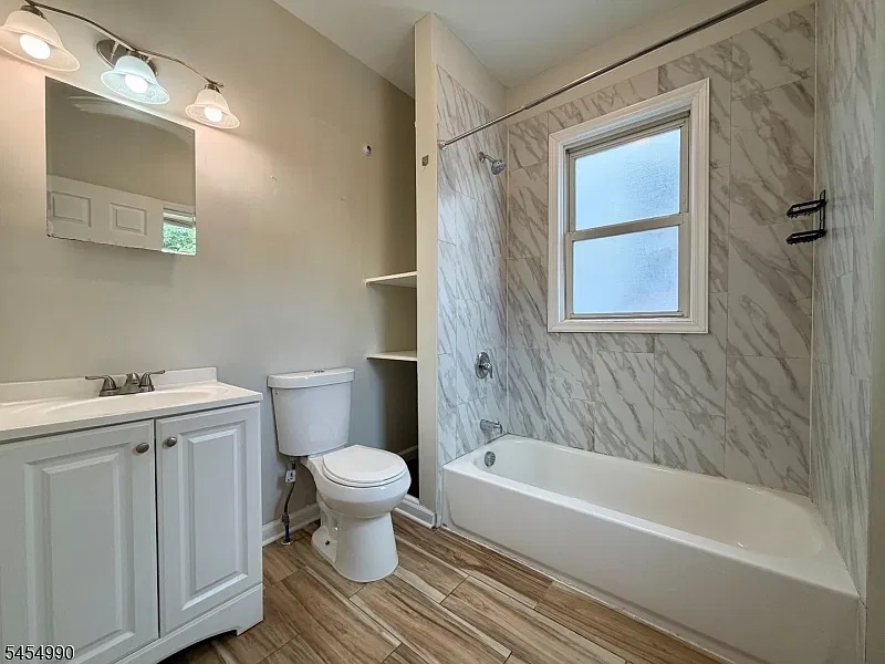 3 bed, 1.0 bath, $2,100 — Photo 3
