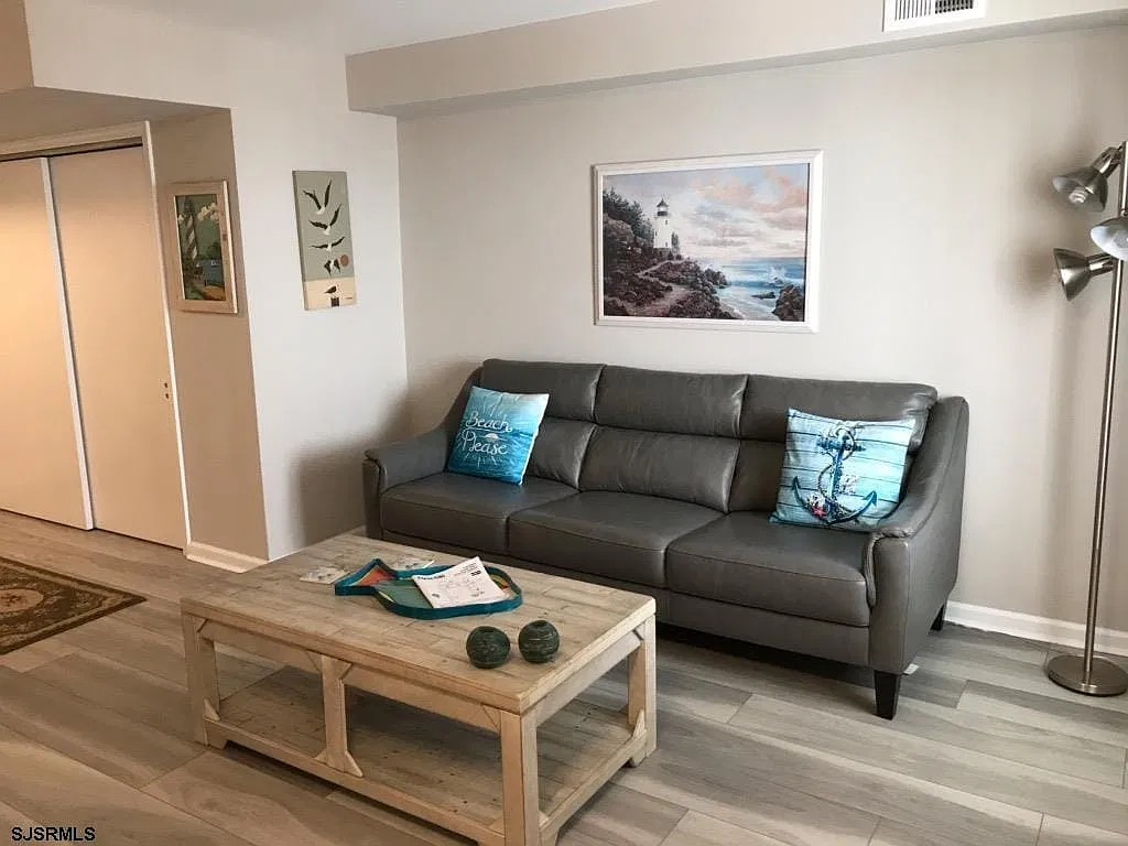 3 bed, 3.0 bath, 1380 sqft, $3,000 — Photo 3