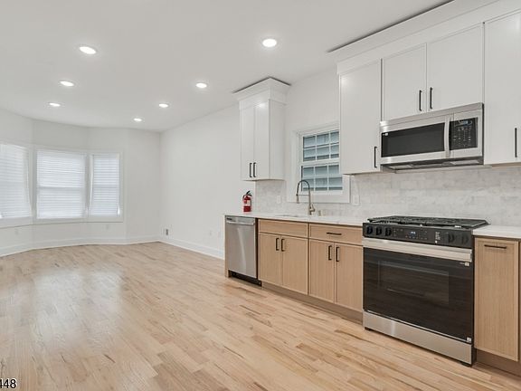 4th image of 196 Taylor St