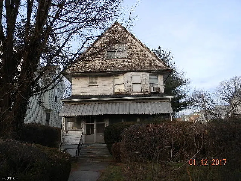 271 Park Ave photo 1