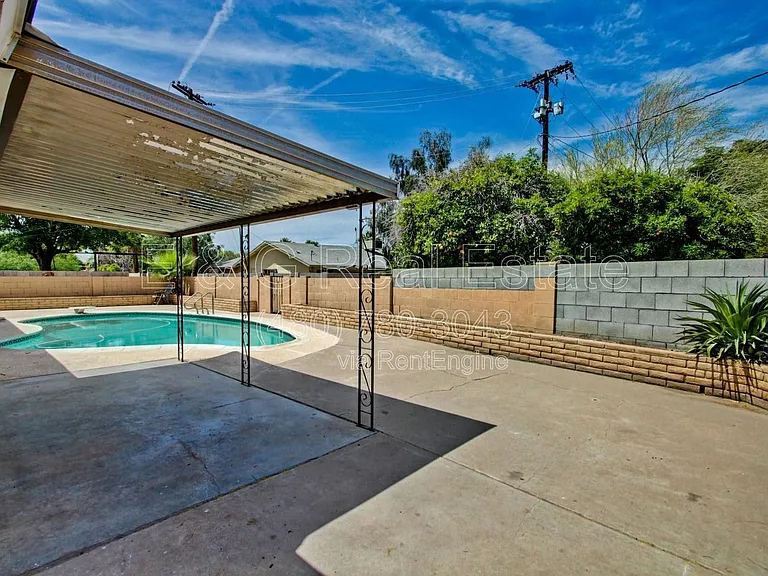 1030 E Manhatton Dr — Photo 2