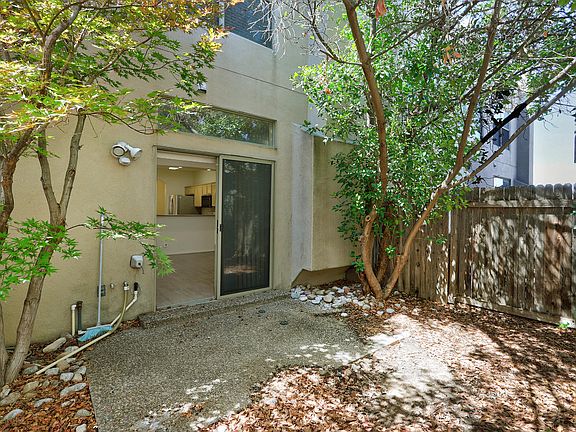 5th image of 4211 Pitt St NE Unit 3