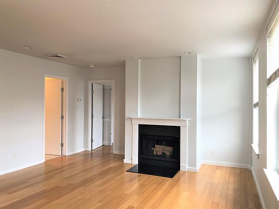 5th image of 1657 Washington St #402