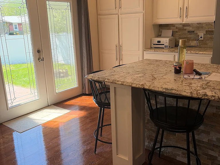 1708 Hawthorne Ave — Photo 2