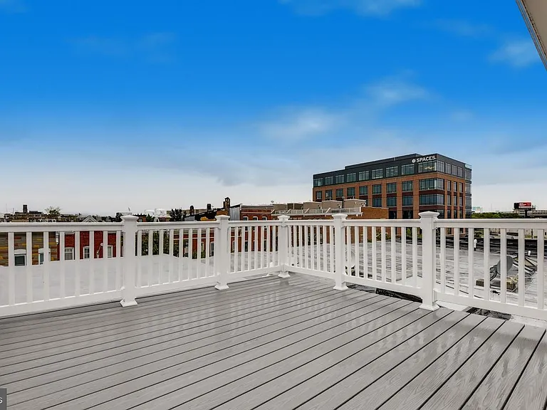 130 W Ostend St — Photo 22